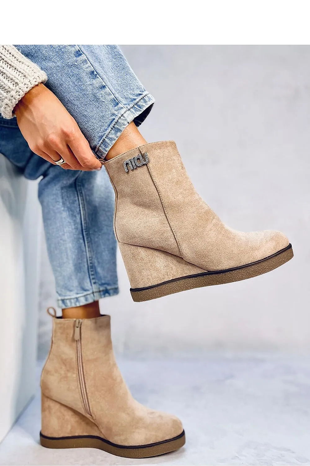 Buskin boots